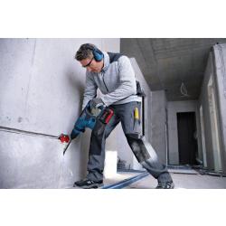 GBH 18V-34 CF.  Akku-Bohrhammer BITURBO mit SDS plus GBH 18V-34 CF, Perfekt für anspruchsvolle Arbeiten in Beton – der GBH 18V-34 CF Professional von Bosch ist der leistungsstärkste SDS plus-Akku-Hammer, ideal für anspruchsvolle Anwendungen. Dank der BITURBO Brushless Technologie und ProCORE18V-Akku bietet dieses Kraftpaket eine herausragende Leistung von 5,8 J und ist damit der leistungsstärkste Akku-Hammer mit SDS plus in seiner Klasse. Dank Sanftanlauffunktion für präzises Meißeln und 3 verschiedener Betriebsarten (Auto, Favorite, Soft), über die für jede Aufgabe die richtige Einstellung sichergestellt wird, ist während der Arbeit eine perfekte Werkzeugkontrolle garantiert. Der 18V-34 CF ist gleichzeitig der intelligenteste SDS plus-Hammer mit Anzeige des Werkzeugstatus in Echtzeit über das User Interface und der Möglichkeit zur individuellen Anpassung über Bluetooth Connectivity zur Bosch Toolbox App. Dieses Werkzeug eignet sich bestens zum Hammerbohren und Meißeln in Beton, Ziegelstein und Stein. Das Gerät ist kompatibel mit allen Bosch Professional 18V-Akkus und -Ladegeräten (Professional 18V System). Für maximale Leistung: ProCORE18V ≥ 8,0 Ah. 2 x Akku ProCORE18V 5.5Ah (1 600 A02 149); Schnellladegerät GAL 1880 CV (1 600 A00 B8G); 1 x Bluetooth Low Energy Modul GCY 42 Professional (1 600 A01 3WF); Zusatzhandgriff (2 608 000 703); Tiefenanschlag (ET-Nr. 1 613 001 009); Wechselfutter SDS plus (2 608 000 704); Schnellwechselbohrfutter 1,5 - 13 mm (2 608 000 710); Maschinentuch (ET-Nr.: 1 619 200 413); Fetttube (ET-Nr. 1 615 430 010); Handwerkerkoffer (ET-Nr. 1 605 438 1G2)  . 