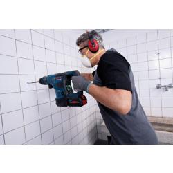 GBH 18V-34 CF.  Akku-Bohrhammer BITURBO mit SDS plus GBH 18V-34 CF, Perfekt für anspruchsvolle Arbeiten in Beton – der GBH 18V-34 CF Professional von Bosch ist der leistungsstärkste SDS plus-Akku-Hammer, ideal für anspruchsvolle Anwendungen. Dank der BITURBO Brushless Technologie und ProCORE18V-Akku bietet dieses Kraftpaket eine herausragende Leistung von 5,8 J und ist damit der leistungsstärkste Akku-Hammer mit SDS plus in seiner Klasse. Dank Sanftanlauffunktion für präzises Meißeln und 3 verschiedener Betriebsarten (Auto, Favorite, Soft), über die für jede Aufgabe die richtige Einstellung sichergestellt wird, ist während der Arbeit eine perfekte Werkzeugkontrolle garantiert. Der 18V-34 CF ist gleichzeitig der intelligenteste SDS plus-Hammer mit Anzeige des Werkzeugstatus in Echtzeit über das User Interface und der Möglichkeit zur individuellen Anpassung über Bluetooth Connectivity zur Bosch Toolbox App. Dieses Werkzeug eignet sich bestens zum Hammerbohren und Meißeln in Beton, Ziegelstein und Stein. Das Gerät ist kompatibel mit allen Bosch Professional 18V-Akkus und -Ladegeräten (Professional 18V System). Für maximale Leistung: ProCORE18V ≥ 8,0 Ah. 2 x Akku ProCORE18V 5.5Ah (1 600 A02 149); Schnellladegerät GAL 1880 CV (1 600 A00 B8G); 1 x Bluetooth Low Energy Modul GCY 42 Professional (1 600 A01 3WF); Zusatzhandgriff (2 608 000 703); Tiefenanschlag (ET-Nr. 1 613 001 009); Wechselfutter SDS plus (2 608 000 704); Schnellwechselbohrfutter 1,5 - 13 mm (2 608 000 710); Maschinentuch (ET-Nr.: 1 619 200 413); Fetttube (ET-Nr. 1 615 430 010); Handwerkerkoffer (ET-Nr. 1 605 438 1G2)  . 