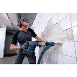 GBH 18V-34 CF.  Akku-Bohrhammer BITURBO mit SDS plus GBH 18V-34 CF, Perfekt für anspruchsvolle Arbeiten in Beton – der GBH 18V-34 CF Professional von Bosch ist der leistungsstärkste SDS plus-Akku-Hammer, ideal für anspruchsvolle Anwendungen. Dank der BITURBO Brushless Technologie und ProCORE18V-Akku bietet dieses Kraftpaket eine herausragende Leistung von 5,8 J und ist damit der leistungsstärkste Akku-Hammer mit SDS plus in seiner Klasse. Dank Sanftanlauffunktion für präzises Meißeln und 3 verschiedener Betriebsarten (Auto, Favorite, Soft), über die für jede Aufgabe die richtige Einstellung sichergestellt wird, ist während der Arbeit eine perfekte Werkzeugkontrolle garantiert. Der 18V-34 CF ist gleichzeitig der intelligenteste SDS plus-Hammer mit Anzeige des Werkzeugstatus in Echtzeit über das User Interface und der Möglichkeit zur individuellen Anpassung über Bluetooth Connectivity zur Bosch Toolbox App. Dieses Werkzeug eignet sich bestens zum Hammerbohren und Meißeln in Beton, Ziegelstein und Stein. Das Gerät ist kompatibel mit allen Bosch Professional 18V-Akkus und -Ladegeräten (Professional 18V System). Für maximale Leistung: ProCORE18V ≥ 8,0 Ah. 2 x Akku ProCORE18V 5.5Ah (1 600 A02 149); Schnellladegerät GAL 1880 CV (1 600 A00 B8G); 1 x Bluetooth Low Energy Modul GCY 42 Professional (1 600 A01 3WF); Zusatzhandgriff (2 608 000 703); Tiefenanschlag (ET-Nr. 1 613 001 009); Wechselfutter SDS plus (2 608 000 704); Schnellwechselbohrfutter 1,5 - 13 mm (2 608 000 710); Maschinentuch (ET-Nr.: 1 619 200 413); Fetttube (ET-Nr. 1 615 430 010); Handwerkerkoffer (ET-Nr. 1 605 438 1G2)  . 